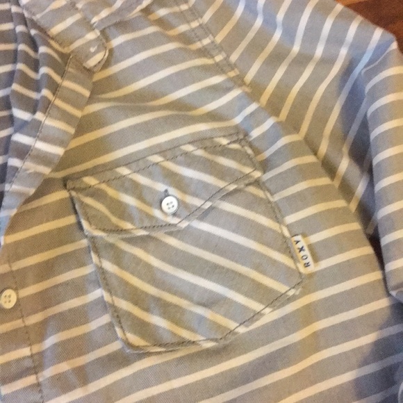 Button down Roxy top - Picture 3 of 3